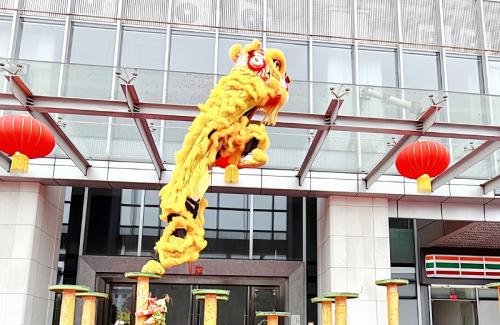 An' an International will celebrate the Spring Festival, and the posture of a lion will show the future!